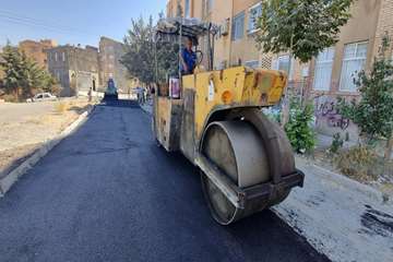 عملیات آسفالت محوطه آپارتمان های پاوان در راستای بهسازی معابر.